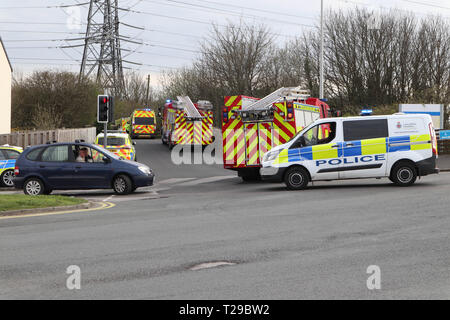 Heysham, UK. 31. März 2019 (AKTUALISIERT) Einheiten von Lancashire, der Polizei, der zivilen Nutzung der Kernenergie Constabulary, Lancashire, Feuer- und Rettungsdienst North West Ammbulanc und der Great North Air Ambulance attende einen Verkehrsunfall in Heysham gegen 16:00 Uhr am Sonntag an der Kreuzung der Straßen- und Rothersay nahe Lane im Schatten des Kernkraftwerks. Lancashire FRS bestätigte, dass "Feuerwehrmänner benutzten Schneidgeräte zwei Opfer, die später ins Krankenhaus gebracht wurden, zu lösen." Quelle: Fotografieren Nord/Alamy leben Nachrichten Stockfoto