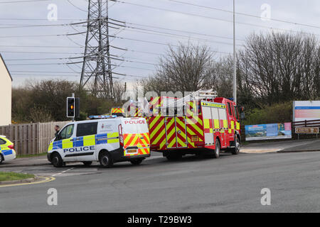 Heysham, UK. 31. März 2019 (AKTUALISIERT) Einheiten von Lancashire, der Polizei, der zivilen Nutzung der Kernenergie Constabulary, Lancashire, Feuer- und Rettungsdienst North West Ammbulanc und der Great North Air Ambulance attende einen Verkehrsunfall in Heysham gegen 16:00 Uhr am Sonntag an der Kreuzung der Straßen- und Rothersay nahe Lane im Schatten des Kernkraftwerks. Lancashire FRS bestätigte, dass "Feuerwehrmänner benutzten Schneidgeräte zwei Opfer, die später ins Krankenhaus gebracht wurden, zu lösen." Quelle: Fotografieren Nord/Alamy leben Nachrichten Stockfoto