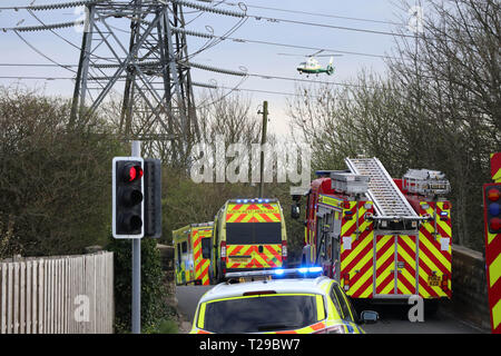 Heysham, UK. 31. März 2019 (AKTUALISIERT) Einheiten von Lancashire, der Polizei, der zivilen Nutzung der Kernenergie Constabulary, Lancashire, Feuer- und Rettungsdienst North West Ammbulanc und der Great North Air Ambulance attende einen Verkehrsunfall in Heysham gegen 16:00 Uhr am Sonntag an der Kreuzung der Straßen- und Rothersay nahe Lane im Schatten des Kernkraftwerks. Lancashire FRS bestätigte, dass "Feuerwehrmänner benutzten Schneidgeräte zwei Opfer, die später ins Krankenhaus gebracht wurden, zu lösen." Quelle: Fotografieren Nord/Alamy leben Nachrichten Stockfoto