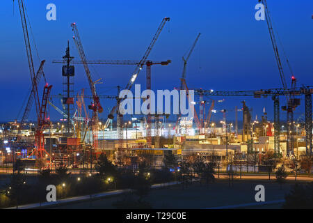 München, Deutschland. 31 Mär, 2019. Faszination bauma 2016. auffbau der weltgrößten Fachmesse für Baumaschinen, Baustoffmaschinen, Bergbaumaschinen. Bauma öffnet vom 08.-14.04.2019. Ihre Tür. bauma ist das grösste und wohl beeindruckendste Messe der Welt mit über 400.000 Besucher. Unbestritten die führende internationale Fachmesse überzeugt zudem durch seine Vollständigkeit: alle Branchen. Alle Marktführer. Viele Innovationen. Baufahrzeuge und Baugeräte Bau kräne, Kräne auf dem Freigelände der Messe München Riem. | Verwendung der weltweiten Kredit: Stockfoto