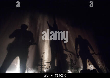 Vereinigtes Königreich, Wembley Arena, 30. März 2018. (Redaktionelle NUR VERWENDEN) James Bourne, Charlie Simpson und Matt Willis von Busted live auf der Bühne während ihrer "halbe Miete"-Tour im Wembley Arena. Michael Tubi/Alamy leben Nachrichten Stockfoto