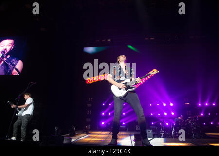 Vereinigtes Königreich, Wembley Arena, 30. März 2018. (Redaktionelle NUR VERWENDEN) Charlie Simpson von Busted führt live auf der Bühne während ihrer "halbe Miete"-Tour im Wembley Arena. Michael Tubi/Alamy leben Nachrichten Stockfoto