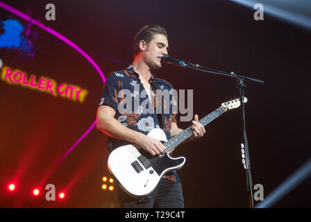 Vereinigtes Königreich, Wembley Arena, 30. März 2018. (Redaktionelle NUR VERWENDEN) Charlie Simpson von Busted führt live auf der Bühne während ihrer "halbe Miete"-Tour im Wembley Arena. Michael Tubi/Alamy leben Nachrichten Stockfoto