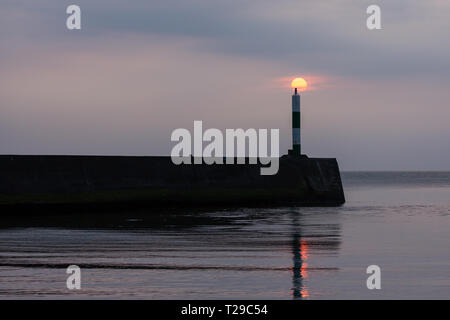 Aberystwyth, Großbritannien. 31. März 2019 Deutschland Wetter: Nach einem ruhigen Tag in Aberystwyth die gedämpften Sonne hinter den Wolken und Leuchtturm an der Westküste. © Ian Jones/Alamy leben Nachrichten Stockfoto