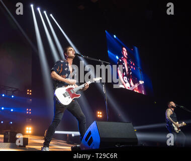 Vereinigtes Königreich, Wembley Arena, 30. März 2018. (Redaktionelle NUR VERWENDEN) Charlie Simpson von Busted führt live auf der Bühne während ihrer "halbe Miete"-Tour im Wembley Arena. Michael Tubi/Alamy leben Nachrichten Stockfoto