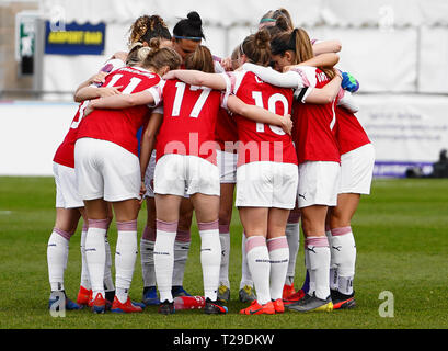 Solihull, Großbritannien. 31 Mär, 2019. SOLIHULL, ENGLAND - 31. März: Arsenal team Huddle während der FA Frauen Super League Fußballspiel zwischen Birmingham City Frauen gegen Arsenal Frauen in Solihull Mooren FC, Damson Park am 31. März 2019 in Solihull, England. Credit: Aktion Foto Sport/Alamy leben Nachrichten Stockfoto