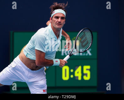 Miami Gardens, Florida, USA. 31 Mär, 2019. Roger Federer, der Schweiz, serviert gegen John Isner, der Vereinigten Staaten, bei den Herren Finale der 2019 Miami geöffneten dargestellt von itaú Professional Tennis Turnier, an dem Hardrock Stadion in Miami Gardens, Florida, USA gespielt. Federer gewann 6-1, 6-4. Mario Houben/CSM/Alamy leben Nachrichten Stockfoto