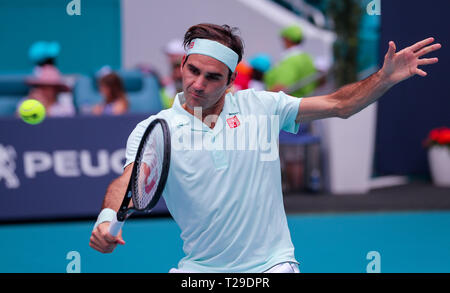 Miami Gardens, Florida, USA. 31 Mär, 2019. Roger Federer, der Schweiz, spielt eine Rückhand gegen John Isner, der Vereinigten Staaten, bei den Herren Finale der 2019 Miami geöffneten dargestellt von itaú Professional Tennis Turnier, an dem Hardrock Stadion in Miami Gardens, Florida, USA gespielt. Federer gewann 6-1, 6-4. Mario Houben/CSM/Alamy leben Nachrichten Stockfoto