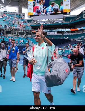 Miami Gardens, Florida, USA. 31 Mär, 2019. Roger Federer, der Schweiz, verlässt das Gericht mit der WM-Trophäe, nach dem Sieg über John Isner, der Vereinigten Staaten, bei den Herren Finale der 2019 Miami geöffneten dargestellt von itaú Professional Tennis Turnier, an dem Hardrock Stadion in Miami Gardens, Florida, USA gespielt. Federer gewann 6-1, 6-4. Mario Houben/CSM/Alamy leben Nachrichten Stockfoto