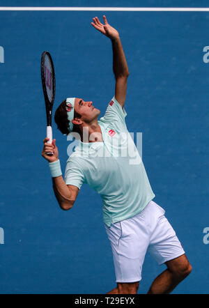 Miami Gardens, Florida, USA. 31 Mär, 2019. Roger Federer, der Schweiz, serviert gegen John Isner, der Vereinigten Staaten, bei den Herren Finale der 2019 Miami geöffneten dargestellt von itaú Professional Tennis Turnier, an dem Hardrock Stadion in Miami Gardens, Florida, USA gespielt. Federer gewann 6-1, 6-4. Mario Houben/CSM/Alamy leben Nachrichten Stockfoto