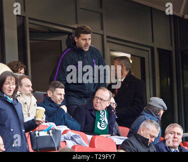 Liverpool. 1 Apr, 2019. Tottenham Hotspur Manager Mauricio Pochettino nimmt seinen Sitzplatz auf der Tribüne während der Englischen Premier League Spiel zwischen Liverpool und Tottenham Hotspur bei Anfield in Liverpool, Großbritannien, am 31. März 2019. Liverpool gewann 2-1. Quelle: Xinhua/Alamy leben Nachrichten Stockfoto