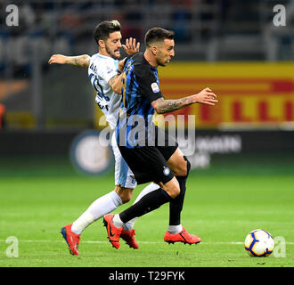 Mailand, Italien. 31 Mär, 2019. Lazio's Luis Alberto (L) Mias mit Inter Mailand von Matias Vecino während einer italienischen Serie A Fußball Spiel zwischen Inter Mailand und Lazio in Mailand, Italien, 31. März 2019. Lazio gewann 1:0. Credit: Augusto Casasoli/Xinhua/Alamy leben Nachrichten Stockfoto