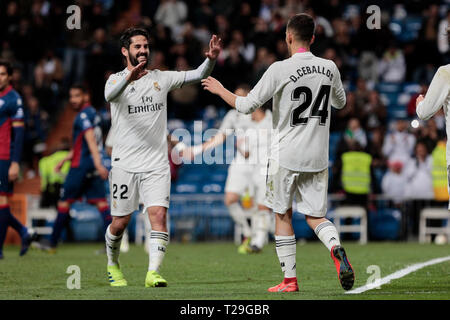 Von Real Madrid Francisco Alarcón' Isco' (L) und Dani Fernandez (R) feiern Ziel während La Liga Match zwischen Real Madrid und SD Huesca in Santiago Bernabeu in Madrid, Spanien. Endergebnis: Real Madrid 3-SD Huesca 2. Stockfoto