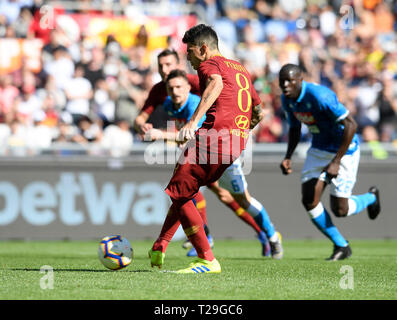 Rom, Italien. 31 Mär, 2019. Roma von Diego Perotti Kerben sein Ziel während einer Serie ein Fußballspiel zwischen Roma und Napoli in Rom, Italien, 31. März 2019. Napoli gewann 4-1. Credit: Alberto Lingria/Xinhua/Alamy leben Nachrichten Stockfoto