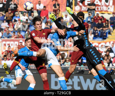 Rom, Italien. 31 Mär, 2019. Napoli ist Nikola Maksimovic (C) und Torhüter Alex Meret (R) Mias mit Roma's Patrik Schick (2 l), die während einer Serie ein Fußballspiel in Rom, Italien, 31. März 2019. Napoli gewann 4-1. Credit: Alberto Lingria/Xinhua/Alamy leben Nachrichten Stockfoto