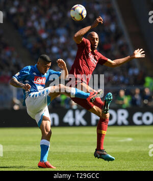 Rom, Italien. 31 Mär, 2019. Napoli's Allan (L) Mias mit Roma's Steven Nzonzi während einer Serie ein Fußballspiel in Rom, Italien, 31. März 2019. Napoli gewann 4-1. Credit: Alberto Lingria/Xinhua/Alamy leben Nachrichten Stockfoto