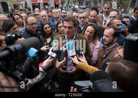 Albert Rivera beobachtet, als er in den Medien. Pressekonferenz von Albert Rivera, Kongressabgeordnete und Führer der Partei vor die Bürgerinnen und Bürger eine große Demonstration für die Förderung der Infrastruktur und der Lösungen in den Gemeinden mit der Gefahr der Entvölkerung in Spanien. Stockfoto