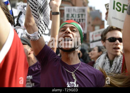 Eine Demonstrantin wird gesehen, Parolen während der existieren, widerstehen, zurück Kundgebung für Palästina in London. Menschen versammeln sich außerhalb der Israelischen Botschaft in London gegen die israelische Regierung zu demonstrieren, und fordern die Achtung der Grundrechte der Palästinenser zu existieren, widerstehen und zurück. Die Palästinenser fordern globale Proteste ihr Recht zurück in ihre Dörfer zu kommen, zu unterstützen. Rallye wurde von Palästina Kampagne der Solidarität, Stoppt den Krieg Koalition, Palästinensische Forum in Großbritannien, Freunde von al-Aqsa und Muslim Association in Großbritannien organisiert. Stockfoto