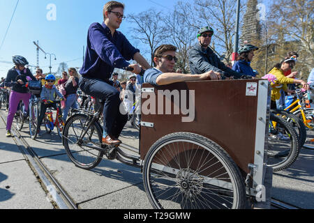 Wien, Österreich. 31 Mär, 2019. Radfahrer nehmen an einem Fahrrad Karneval in Wien, Österreich, 31. März 2019. Über 15.000 Radfahrer nahmen an dem Bike Karneval in Wien. Quelle: Guo Chen/Xinhua/Alamy leben Nachrichten Stockfoto