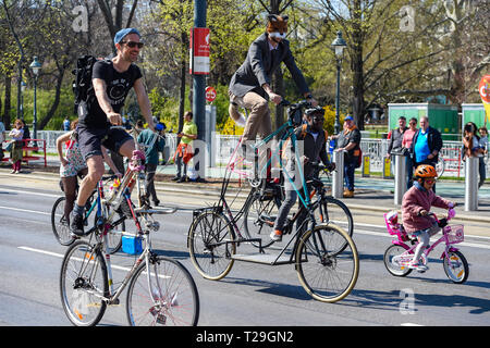 Wien, Österreich. 31 Mär, 2019. Radfahrer nehmen an einem Fahrrad Karneval in Wien, Österreich, 31. März 2019. Über 15.000 Radfahrer nahmen an dem Bike Karneval in Wien. Quelle: Guo Chen/Xinhua/Alamy leben Nachrichten Stockfoto