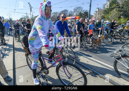 Wien, Österreich. 31 Mär, 2019. Radfahrer nehmen an einem Fahrrad Karneval in Wien, Österreich, 31. März 2019. Über 15.000 Radfahrer nahmen an dem Bike Karneval in Wien. Quelle: Guo Chen/Xinhua/Alamy leben Nachrichten Stockfoto