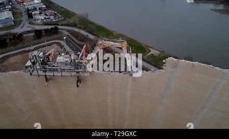26. März 2019, Rheinland-Pfalz, Mülheim-Kärlich: Luftbild mit einer Drohne zeigt den Kühlturm des Kernkraftwerks Mülheim-Kärlich, einmal 162 Meter hoch, von dem aus rund 50 Metern bereits mit Hilfe einer speziellen Fernbedienung - Maschine gesteuert entfernt wurden. Der Abriss der Meilenstein Mülheim-Kärlich bereits seit 2004 - und nach der Planung wird es fast zehn Jahre dauern. (Zu dpa: Wahrzeichen verschwinden - Kernkraftwerk Abriss in Mülheim-Kärlich und Biblis). Foto: Thomas Frey/dpa Stockfoto