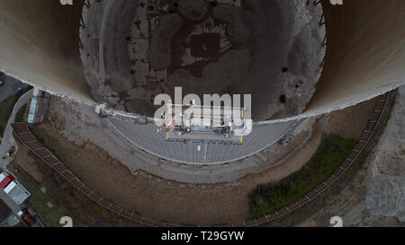 26. März 2019, Rheinland-Pfalz, Mülheim-Kärlich: Luftbild mit einer Drohne zeigt den Kühlturm des Kernkraftwerks Mülheim-Kärlich, einmal 162 Meter hoch, von dem aus rund 50 Metern bereits mit Hilfe einer speziellen Fernbedienung - Maschine gesteuert entfernt wurden. Der Abriss der Meilenstein Mülheim-Kärlich bereits seit 2004 - und nach der Planung wird es fast zehn Jahre dauern. (Zu dpa: Wahrzeichen verschwinden - Kernkraftwerk Abriss in Mülheim-Kärlich und Biblis). Foto: Thomas Frey/dpa Stockfoto