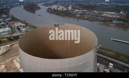 26. März 2019, Rheinland-Pfalz, Mülheim-Kärlich: Luftbild mit einer Drohne zeigt den Kühlturm des Kernkraftwerks Mülheim-Kärlich, einmal 162 Meter hoch, auf dem rund 50 Meter bereits mit Hilfe einer speziellen Fernbedienung - Maschine gesteuert entfernt wurden. Der Abriss der Meilenstein Mülheim-Kärlich bereits seit 2004 - und nach der Planung wird es fast zehn Jahre dauern. (Zu dpa: Wahrzeichen verschwinden - Kernkraftwerk Abriss in Mülheim-Kärlich und Biblis). Foto: Thomas Frey/dpa Stockfoto