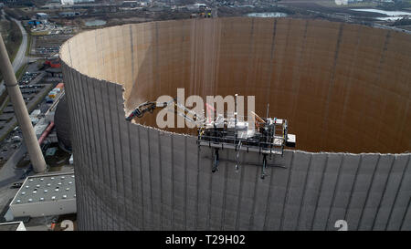 26. März 2019, Rheinland-Pfalz, Mülheim-Kärlich: Luftbild mit einer Drohne zeigt den Kühlturm des Kernkraftwerks Mülheim-Kärlich, einmal 162 Meter hoch, auf dem rund 50 Meter bereits mit Hilfe einer speziellen Fernbedienung - Maschine gesteuert entfernt wurden. Der Abriss der Meilenstein Mülheim-Kärlich bereits seit 2004 - und nach der Planung wird es fast zehn Jahre dauern. (Zu dpa: Wahrzeichen verschwinden - Kernkraftwerk Abriss in Mülheim-Kärlich und Biblis). Foto: Thomas Frey/dpa Stockfoto