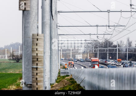 Reinfeld, Deutschland. 30 Mär, 2019. Autos und Lkws fahren Sie an neu installierten Oberleitungsanlagen auf der Autobahn 1. Der Ausbau der Abschnitte der -Tests für Elektrostapler zwischen Reinfeld und Lübeck ist im Zeitplan. Release ist voraussichtlich im Juni 2019. Quelle: Markus Scholz/dpa/Alamy leben Nachrichten Stockfoto