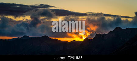 März 7, 2019, Malibu, LA, CA, USA - Berglandschaft von Malibu mit greenfields und Sonnenuntergang Wolken Stockfoto
