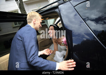 Paar sprechen in der Nähe der Hochzeit limo. Feiertage und Veranstaltungen Stockfoto
