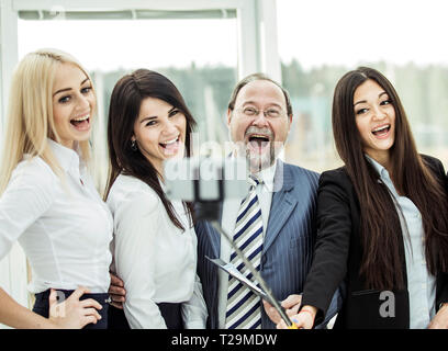 Konzept der Erfolg - Chef und triumphierend Business Team. Auf dem Hintergrund des Amtes Stockfoto