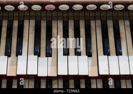 Detail des alten, beschädigten und staubige Orgel Tasten Stockfoto