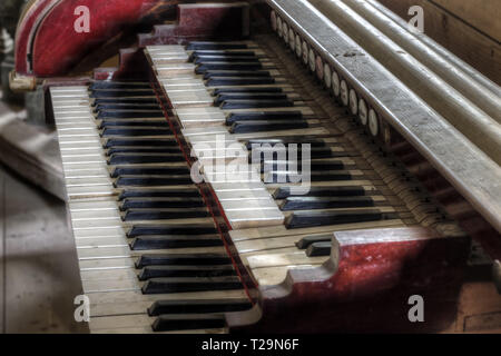 Alte und kaputte Kirchenorgel - Detail der Tastatur Stockfoto