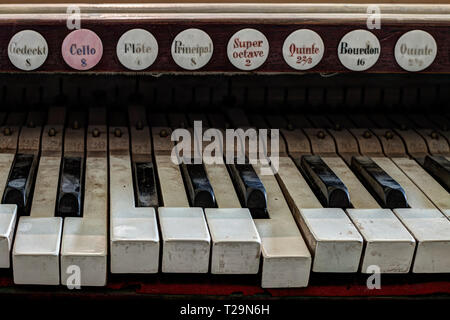 Detail des alten, beschädigten und staubige Orgel Tasten Stockfoto