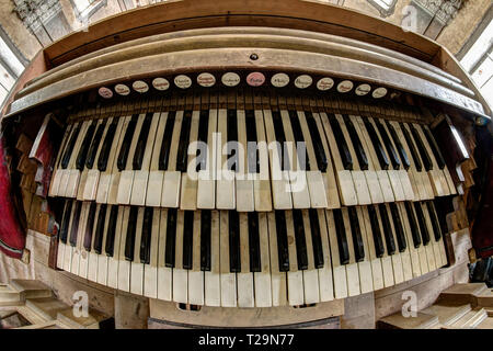 Alte und kaputte Kirchenorgel - Detail der Tastatur - Fish Eye Objektiv Stockfoto