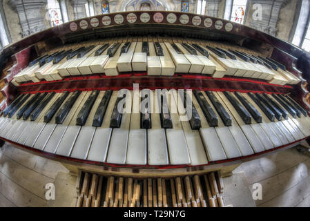 Alte und kaputte Kirchenorgel - Detail der Tastatur - Fish Eye Objektiv Stockfoto