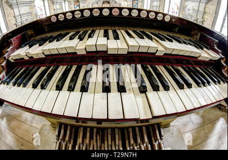 Detail des alten, kaputten und staubige Orgel Schlüssel in verlassenen Kirche Stockfoto