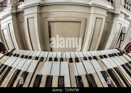 Alte und kaputte Kirchenorgel - Detail der Tastatur Stockfoto