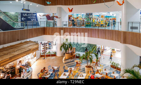 Rio de Janeiro, Brasilien - 28. März 2019: Hohe perspektivische Ansicht der Passagiere im Restaurant und Duty free Shops in Galeao Rio de Janeiro International Stockfoto