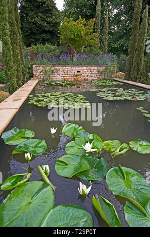 Eine attraktive Wasser Garten mit Seerosen in einem Waldgebiet von Zypern Bäumen Stockfoto