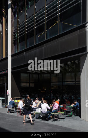 Restaurants und Cafés säumen die Straßen von barangaroo. Sie sind direkt unter dem Barangaroo kommerzielle Towers gelegen. Mittagessen Zeit besonders bu Stockfoto