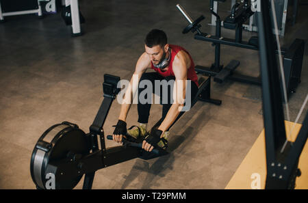 Draufsicht bei athletischen Mann Workouts auf Rückseite mit Power Übung Maschine in einem Gym Club Stockfoto