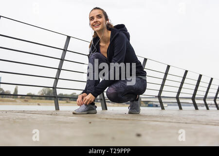 In der Nähe der jungen Frau binden Schnürsenkel outdoor Stockfoto