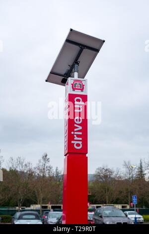 Solar unterzeichnen für Antrieb, Lebensmittelgeschäft Abholservice am Ziel Kaufhaus in San Ramon, Kalifornien, April 6, 2019. () Stockfoto