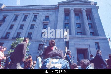 Während der 1971 Tag der Proteste gegen den Vietnamkrieg, die Demonstranten vor dem US-Justizministerium Gebäude zeigen (jetzt die Robert F. Kennedy Justizministerium Gebäude) im Hintergrund, in Washington, DC, Mai 1971. () Stockfoto