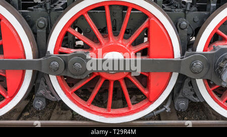 Großen rot-weiß Dampflok Räder. Stockfoto