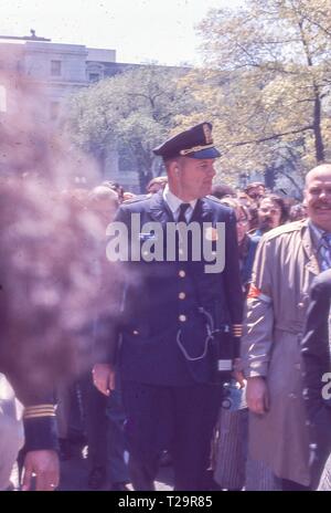 Während der 1971 Tag der Proteste gegen den Vietnamkrieg, Metropolitan Police Department Chief Jerry V Wilson steht eine hält ein Megaphon, in Washington, DC, Mai 1971. () Stockfoto