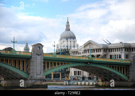 Die Southwark Bridge und St. Paul's Stockfoto